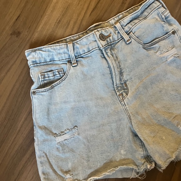 Old Navy Distressed Light Wash Shorts - Picture 4 of 7